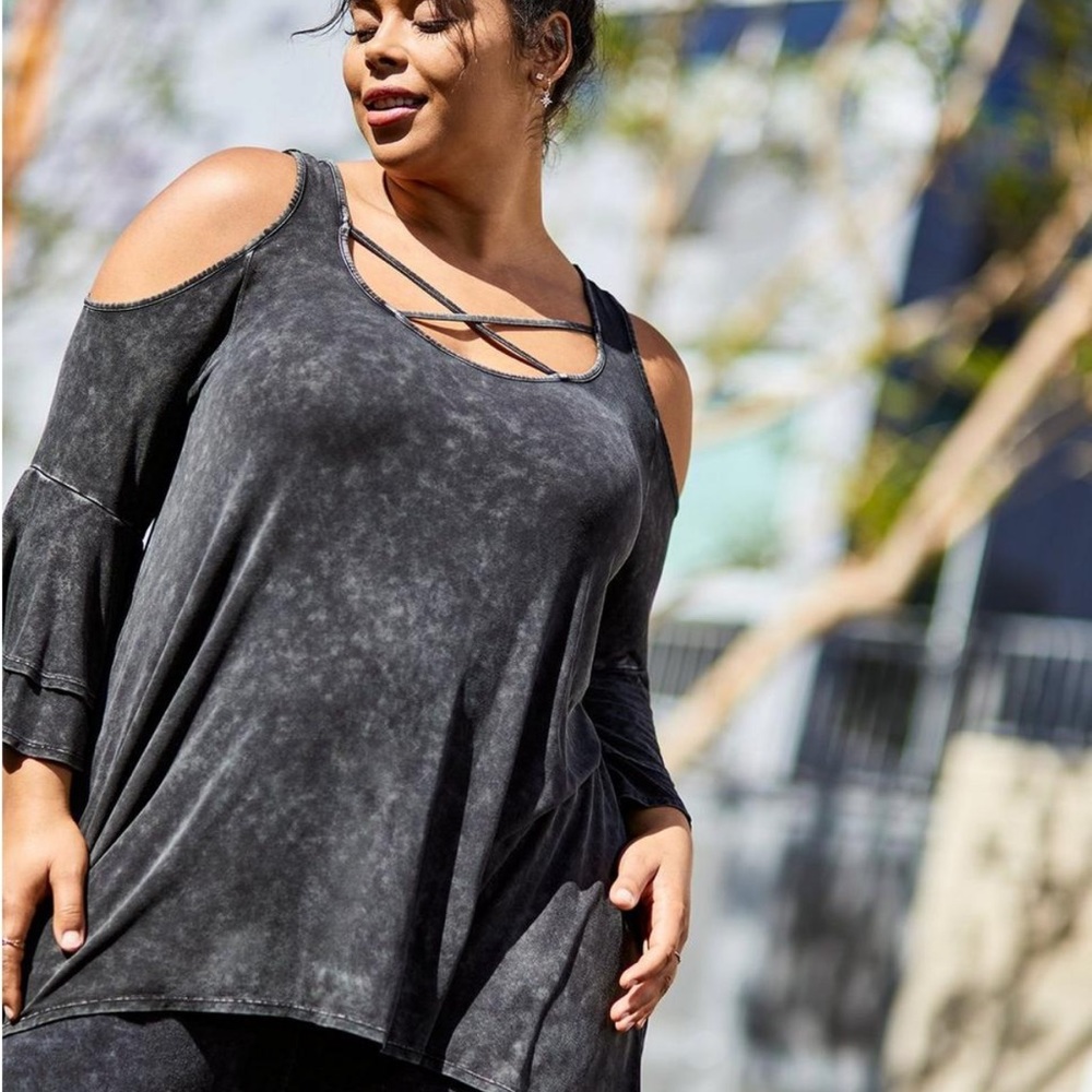 Torrid- Super Soft Scoop Neck Strappy Cold Shoulder Sharkbite Hem Top